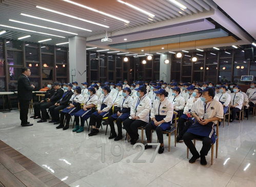 我校全體食堂員工圓滿完成餐飲安全培訓(xùn)考核，通過(guò)率高達(dá)100%并開(kāi)展慶祝歌舞活動(dòng)