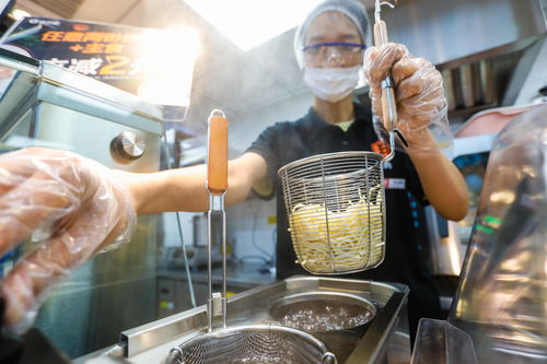 長寧率先放開小型便利店兼營餐飲服務(wù) 便利店現(xiàn)場煮面與歌舞活動成新風尚